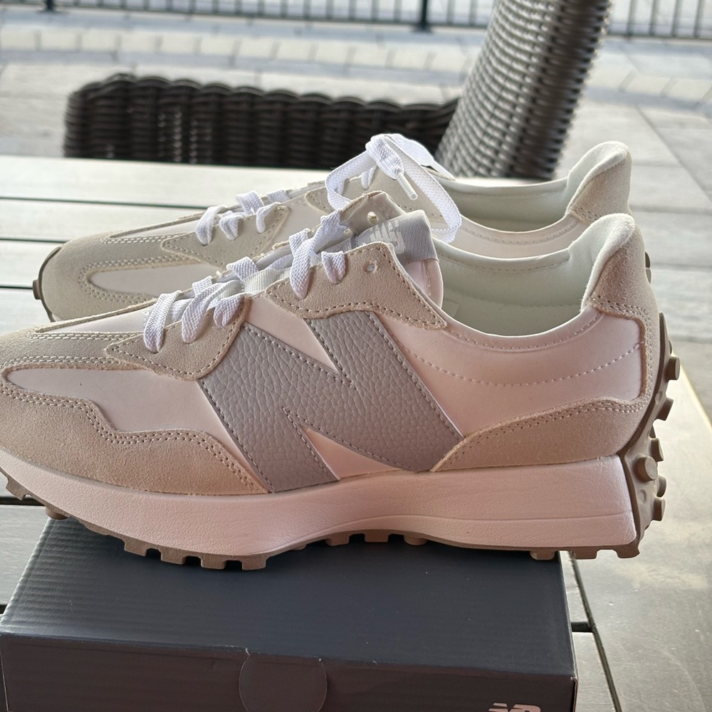 New With Box New Balance 327 size 9
